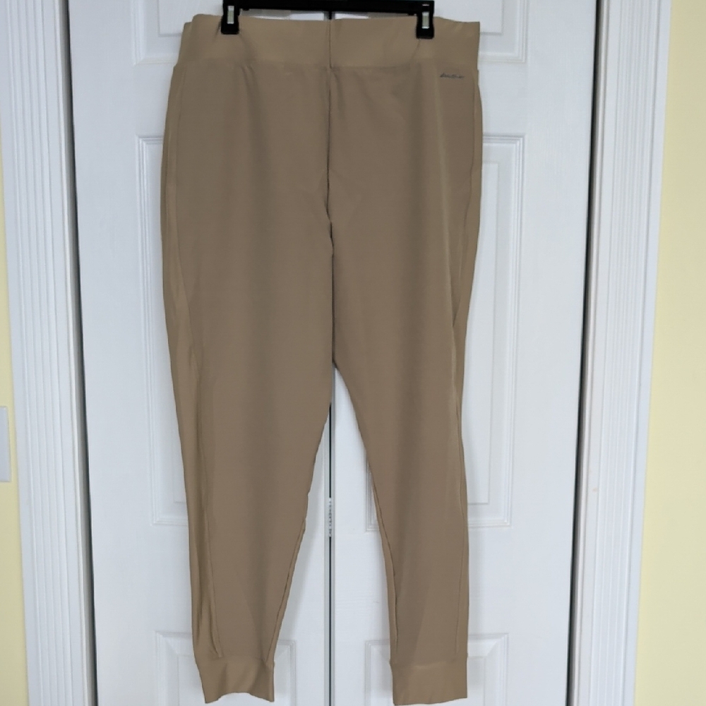 Eddie Bauer Outdoor Jogger in Tan